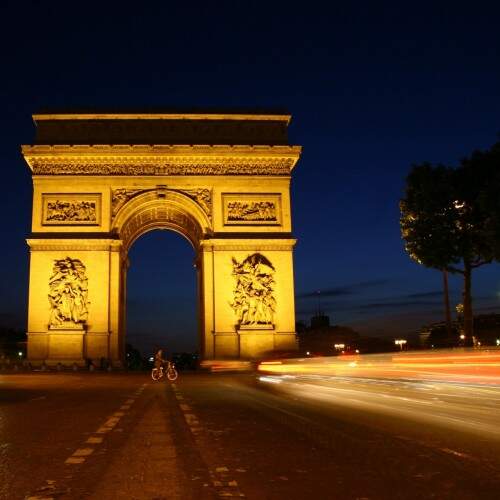 O Arco do Triunfo com o ciclista à espera de uma oportunidade para atravessar a avenida dos Champs Elisées, através da lente de Douglas Fischer. (Foto: Douglas Fischer)