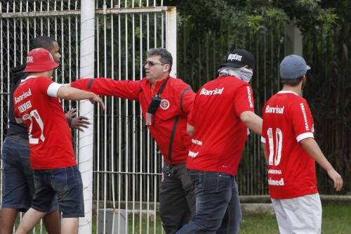 Segurança do Inter tenta impedir entrada de torcedores, alguns com o rosto escondido. (Foto: Thiago Oliveira/Agência Freelancer)