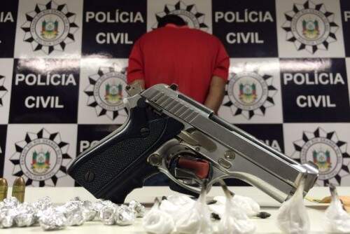 Em Viamão, homem  foi preso em flagrante  em um ponto de tráfico conhecido com arma (Foto: Polícia Civil/Divulgação) 