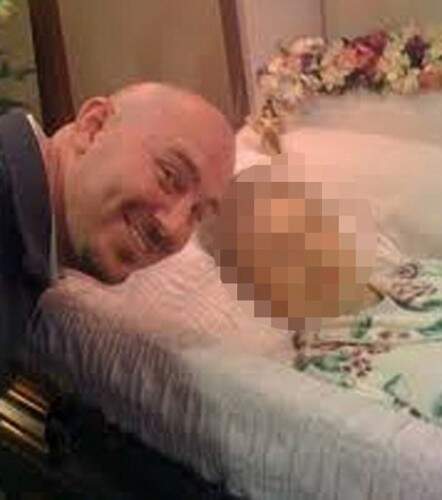 Fotos devem ser tiradas com a pessoa sorrindo e o cadáver ao fundo. (Foto: Reprodução)