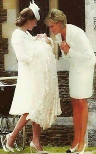 Lady Di aparece sorridente no batizado da neta Charlotte. Foto: Reprodução
