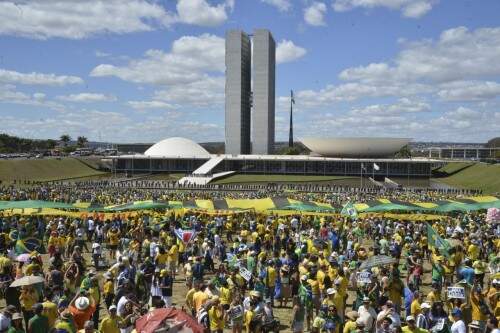 Ato em Brasília terminou em frente ao Congresso, onde foram entoados gritos de "Fora Dilma". (Foto: Valter Campanato/Abr)