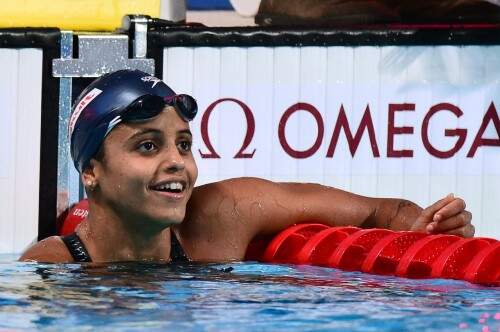 Etiene comemora após a confirmação da primeira medalha em piscina longa, conquistada nos 50m costas. (Foto: Christophe Simon/AFP)