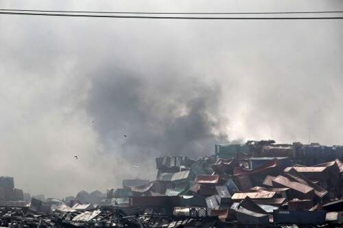 Fumaça e chamas sobem após explosão na cidade portuária de Tianjin, na China. (Foto: AP)