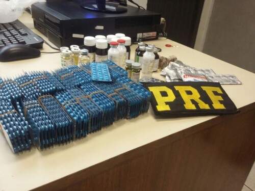 No veículo, foram encontradas cartelas de estimulante sexual, anabolizantes e abortivos. (Foto: PRF/Divulgação)