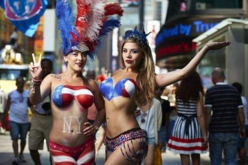 As meninas são chamadas de "Desnudas da Times Square". (Foto: Reprodução)
