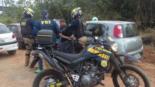 Os motociclistas da PRF  realizaram buscas pelo local após denúncia. (Foto: PRF/Divulgação)