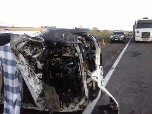 Motorista de uma caminhonete perdeu o controle do veiculo e capotou. (Foto: PRF/Divulgação)