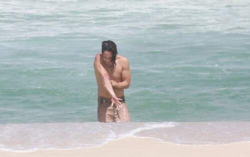O ator, que também foi clicado em uma praia, aproveitou a água do mar para limpar os ferimentos. (Foto: Reprodução)