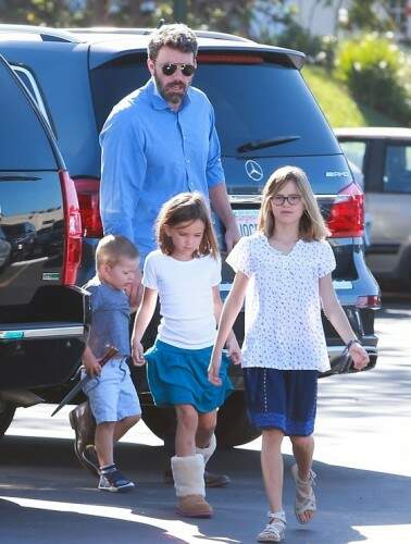 Ben Affleck e os três filhos. (foto: reprodução)
