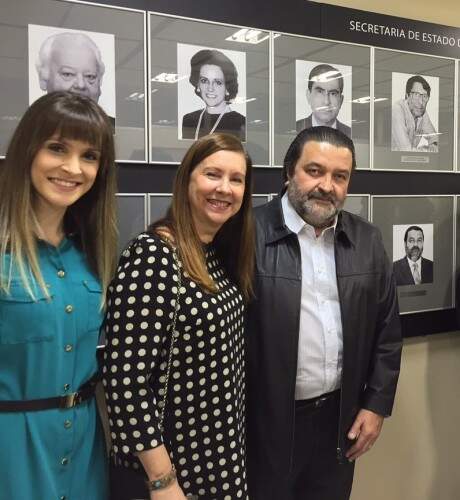 Mariana Prestes com os pais, Eleone e Cézar Prestes. (foto: divulgação)