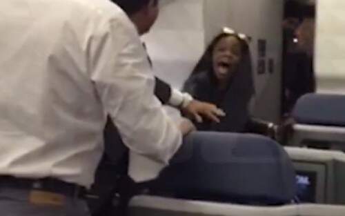 Azealia cuspiu no rosto do homem, deu vários socos e ainda agarrou a camiseta dele. (Foto: Reprodução)