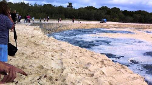 Segundo a imprensa, é a segunda vez que um buraco do tipo se abre no mesmo local em quatro anos. (Foto: Reprodução)