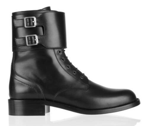 As botas são da grife Saint Laurent.
