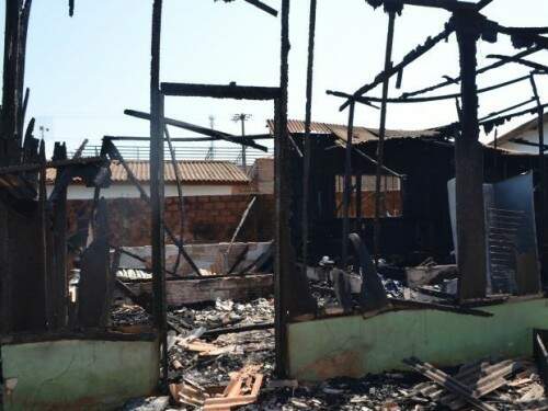 Casa ficou totalmente destruída após incêndio. (Foto: Reprodução)