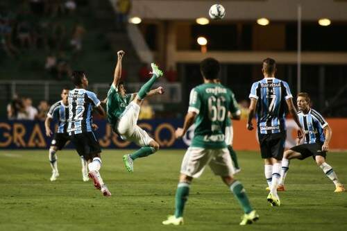Defesa gremista foi um caos. (Foto: André Lucas Almeida/Futura Press)