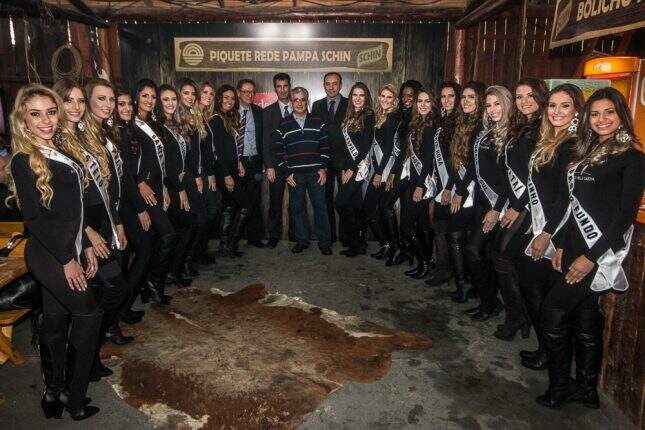 Porto Alegre - Candidatas ao título da Mais Bela Gaúcha 2015, juntas com patrocinadores e organizadores, no Piquete Pampa Schim, no Parque harmonia. - FOTO - Jackson Ciceri