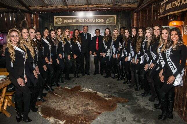 Porto Alegre - Candidatas ao título da Mais Bela Gaúcha 2015, juntas com patrocinadores e organizadores, no Piquete Pampa Schim, no Parque harmonia. - FOTO - Jackson Ciceri