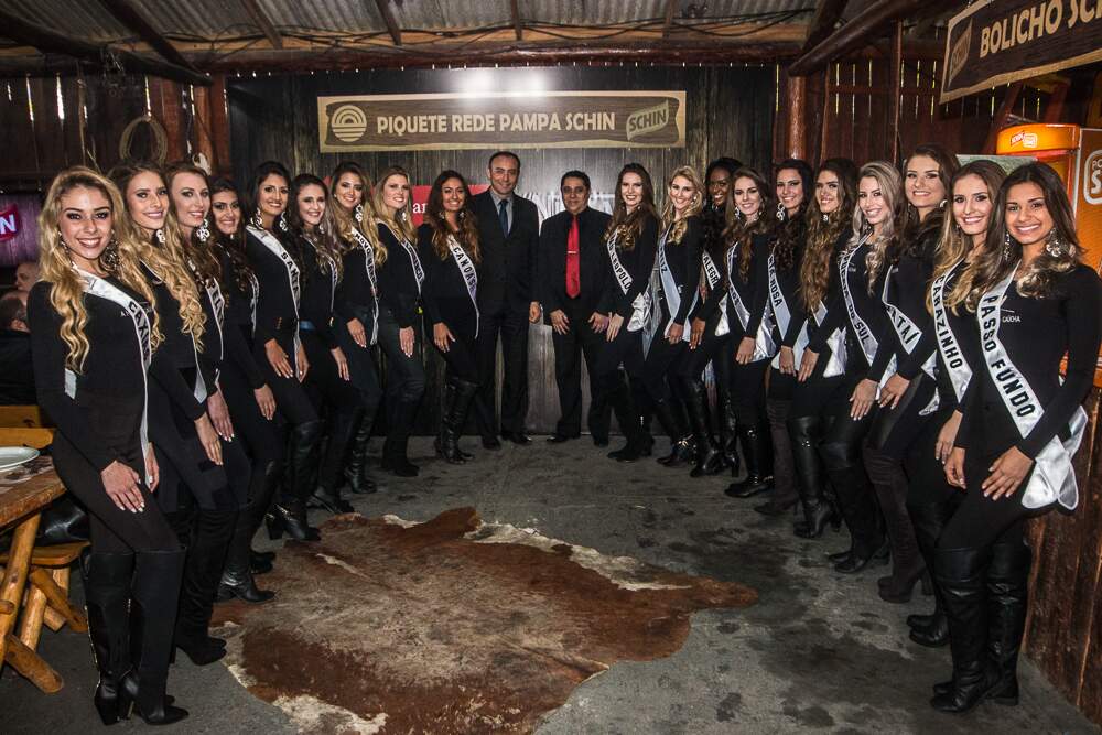 Porto Alegre - Candidatas ao título da Mais Bela Gaúcha 2015, juntas com patrocinadores e organizadores, no Piquete Pampa Schim, no Parque harmonia. - FOTO - Jackson Ciceri
