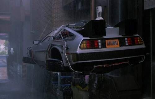 DeLorean do doutor Emmett Brown pousa na Hill Valley de 2015. (Foto: Reprodução)