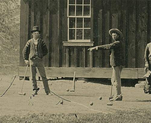 No detalhe, Billy the Kid (esq.), jogando croquet com um comparsa. (Foto: Reprodução)