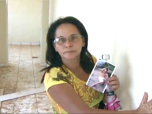 Maria Deusenir reclama que  aguarda reforma da casa há quatro meses. (Foto: Reprodução)