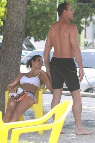 O ex-modelo procurou ser discreto ao lado da morena. Mas não economizou nas carícias. (Foto: Reprodução)