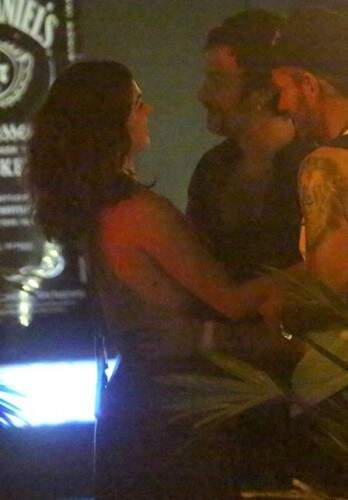 Gabriel deu um forte abraço na colega de profissão. (Foto: Reprodução)