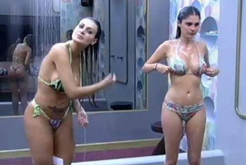 Andressa Urach e Bárbara Evans quando ainda eram amigas em "A Fazenda". (Foto: Reprodução)