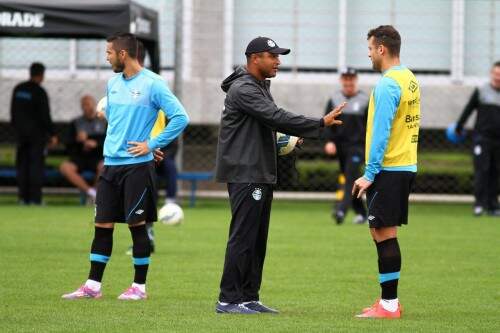 Roger conversa com Bobô. (Foto: Lucas Uebel/Grêmio)