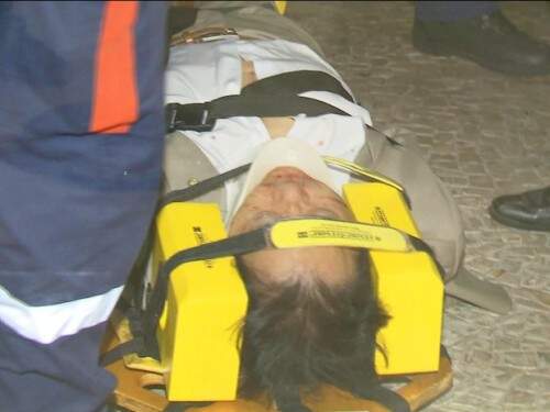 Takayama foi retirado de ambulância. Foto: Reprodução