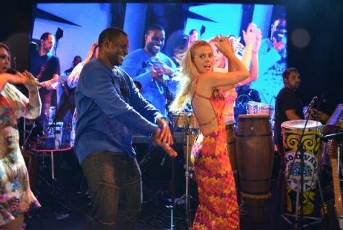 Carolina Dieckmann se soltou em festa na Bahia. (Foto: Reprodução)