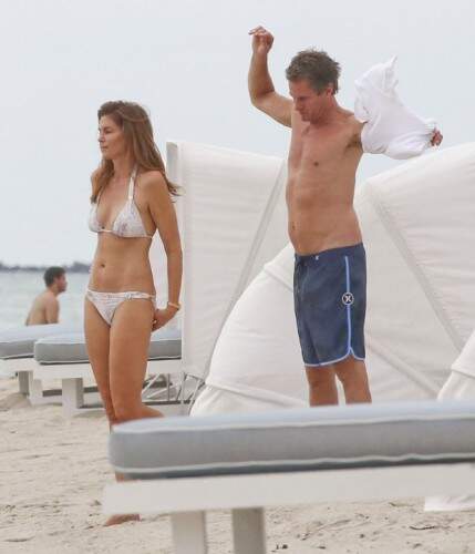 Ela e o marido, Rande Gerber, curtiram as areias de Miami na tarde de segunda-feira (5) . (Foto: Reprodução)