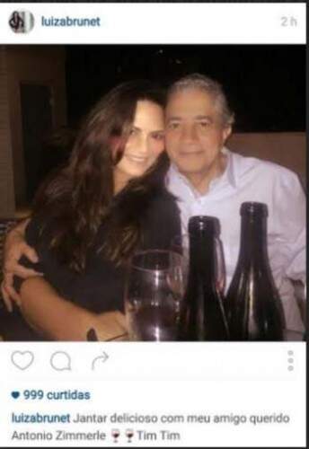 A bela postou foto com o diretor da Globo Antonio Zimmerle. (Foto: Reprodução) 