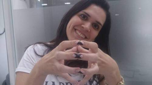 Iris Barros aprovou as unhas assimétricas, lançadas por Giovanna Antonelli. (Foto: Reprodução)