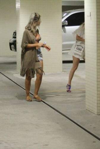 Moças subiram para a suíte de Neymar. Foto: Reprodução