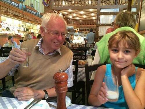 Maddie com seu avô Tomas Lindahl, Nobel de Química (Foto: Reprodução)