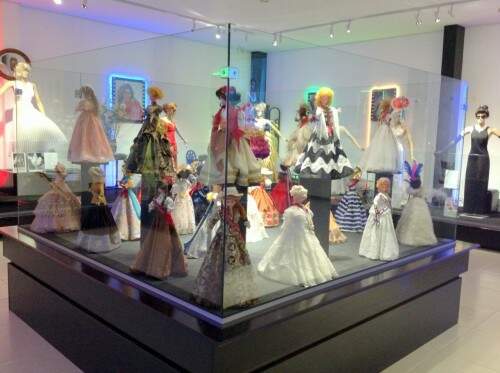 Vitrine reúne trajes típicos representando os Estados brasileiros. (foto: divulgação)