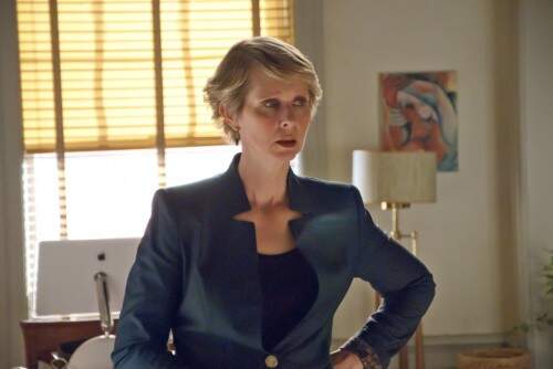 Cynthia Nixon vive uma corretora de imóveis. (Foto: Reprodução)