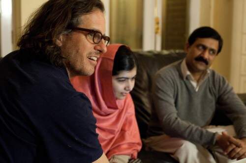 O diretor Davis Guggenheim,  Malala Yousafzai e o pai dela. (Foto: Reprodução)