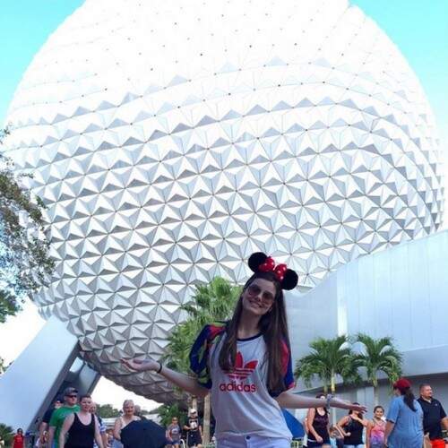 A atriz posou em frente ao globo do parque Epcot. (Foto: Reprodução)