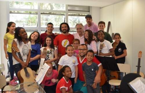 O maestro João Carlos Martins visitou a ONG Sol Maior para conhecer os jovens talentos. (Foto: Diego da Maia/divulgação)