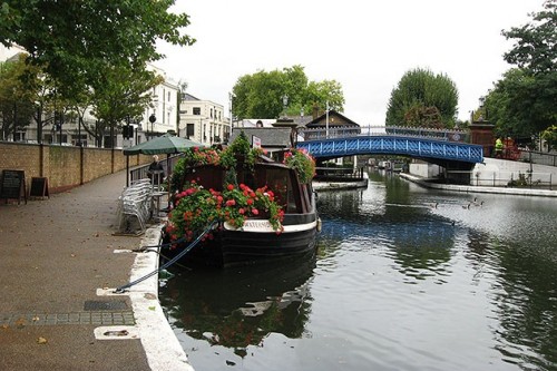 Mala com o corpo foi encontrada em um canal próximo de onde o casal morava. (Foto: Reprodução)