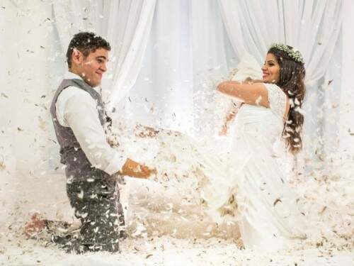 Guerra de travesseiros foi a foto preferida do casal no ensaio (Foto: Reprodução)