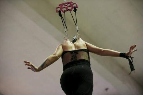 Mulher também encarou a dolorosa forma de exibição. (Foto: Reprodução)