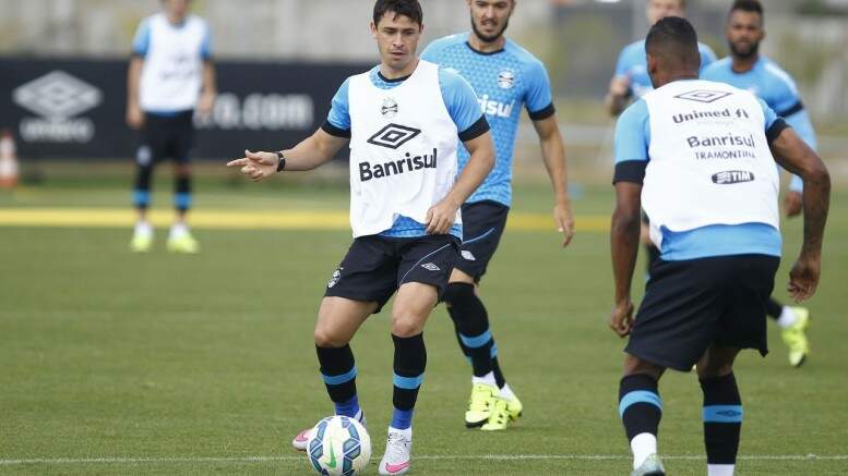 Meia Giuliano saiu do treino mais cedo mas deve atuar no fim de semana. (Foto: Lucas Uebel/Grêmio)