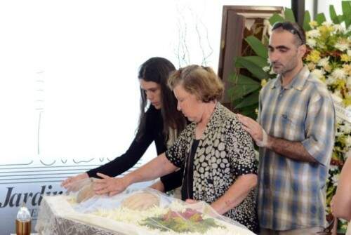 Mãe e irmãos da atriz durante o velório. (Foto: Reprodução)
