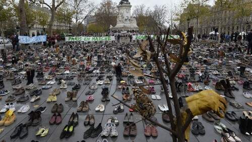 Para simbolizar a grande marcha que não pôde acontecer, os ativistas deixaram milhares de sapatos na Praça da República, em Paris. (foto: reprodução)