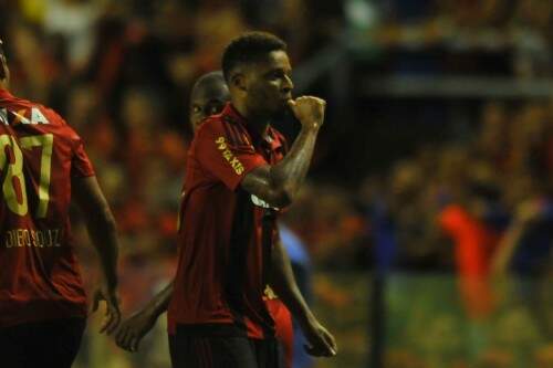 André fez o gol da vitória do Leão. (Foto: Aldo Carneiro/Folhapress)