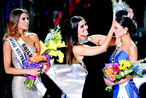 Paulina Vega, Miss Universo 2014, tirou a coroa de Ariadna Gutiérrez e passou a mesma para Pia Wurtzbach. (Foto: Reprodução)